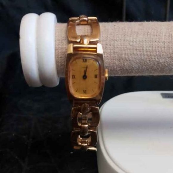 VINTAGE TIMEX LADIES WATCH GOLD TONE BRUSHED FACE GOLD TONE LARGE LINK BRACELET - Picture 2 of 4